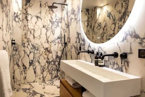 Douche, sèche-cheveux, serviettes fournies