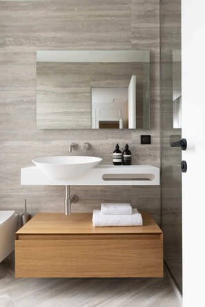 Dusche, Haartrockner, Handtücher