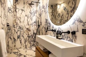 Een douche, een haardroger, handdoeken