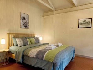 1 bedroom, iron/ironing board, WiFi, bed sheets - TimberLoo Cottage  5 (1 Queen Bed) SPA & Wood Stove (Kalimna)