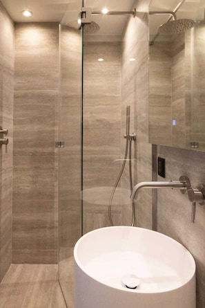 Dusche, Haartrockner, Handtücher