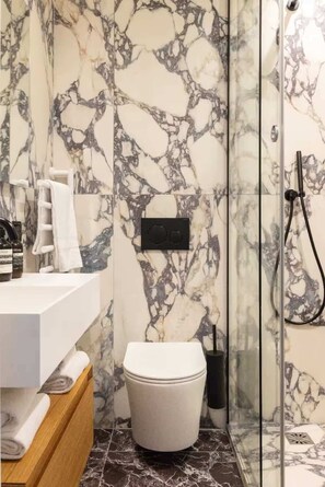 Regadera, secadora de cabello, toallas 