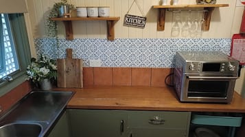 Refrigerador, microondas, placa de cocina, tostadora