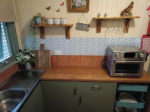 Kühlschrank, Mikrowelle, Herdplatte, Toaster