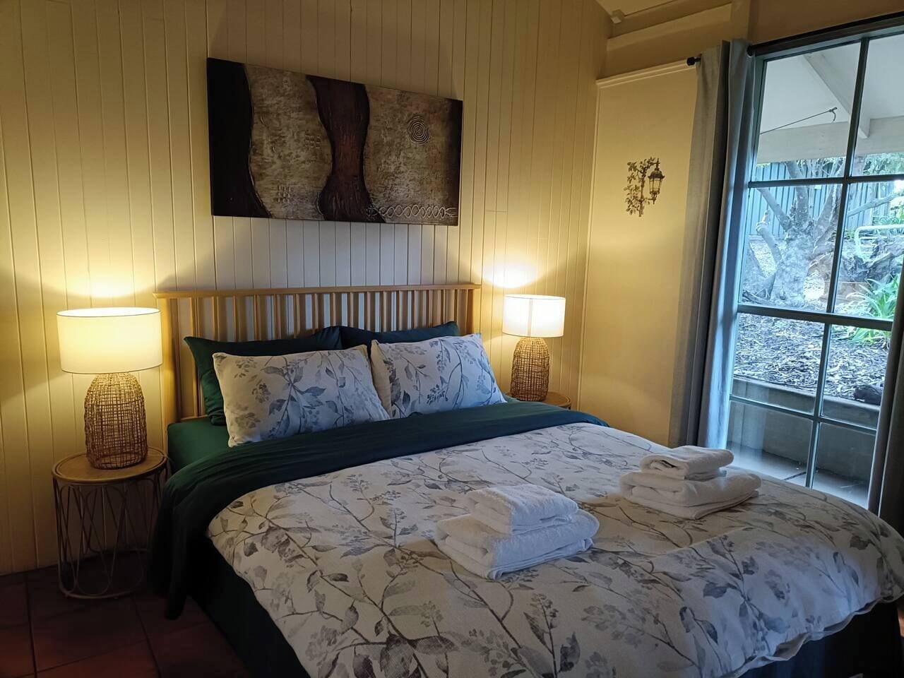 1 slaapkamer, een strijkplank/strijkijzer, beddengoed