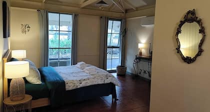 TimberLoo Cottage 4 (1 Queen Bed) SPA & Wood Stove