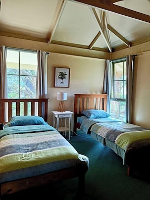 2 chambres, fer et planche à repasser, Wi-Fi, draps fournis