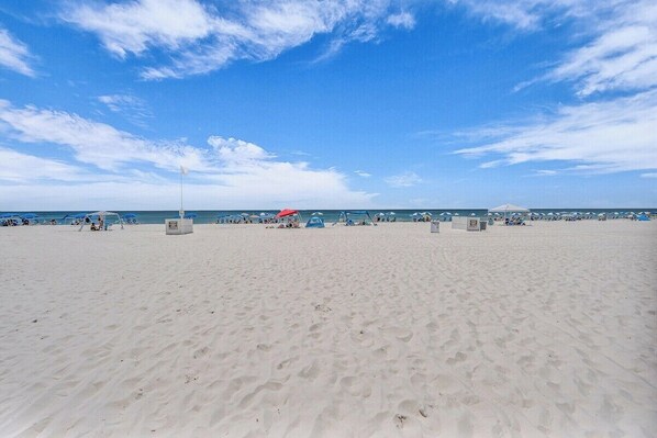 On the beach - Beachfront Bliss 2 BR w\ Heated Pool & Ocean View (Orange Beach)