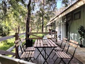 Outdoor dining - Woodmellow  Family Holiday Cottage  8 & Wood Stove (Kalimna)