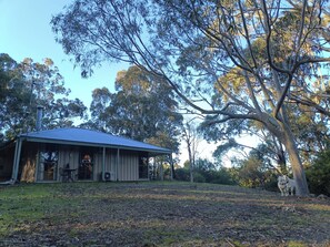 Exterior - Emberpine Cottage 1 (1Queen+2Twins)SPA & WoodStove (Kalimna)