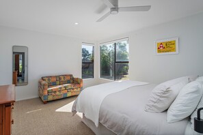 3 bedrooms, iron/ironing board, WiFi, bed sheets - Beachfront Landing - Pauanui Holiday Home (Pauanui)