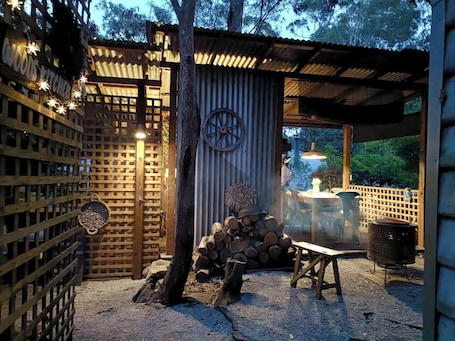 Outdoor dining. Pillowood Cottage 9 (1Queen+2Twins) & Wood Stove
