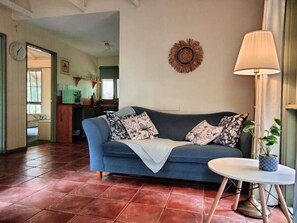 TV, fireplace, DVD player - Pillowood Cottage  9 (1Queen+2Twins) & Wood Stove (Kalimna)