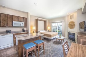 Condo, 1 King Bed with Sofa bed, Non Smoking, Kitchen | Living area