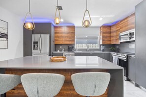 Fridge, microwave, stovetop, dishwasher