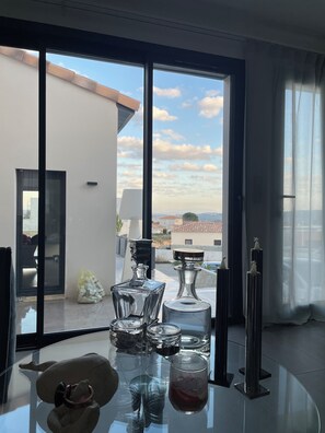 Interior - House ventoux view, swimming pool (Rochefort-du-Gard)