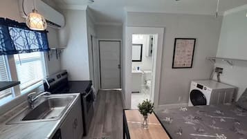 1 habitación, tabla de planchar con plancha, wifi y ropa de cama