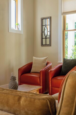 TV, peis og kontorer