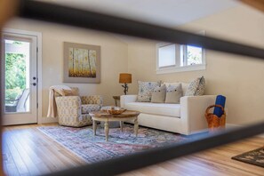 Télévision, cheminée, espaces bureaux