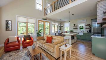 Een televisie, een open haard en een kantoor