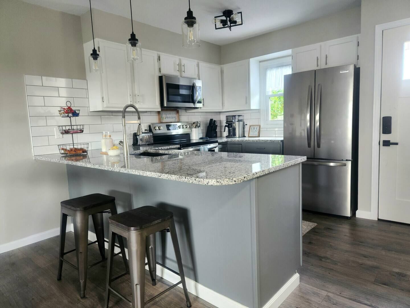 Mikrobølgeovn, ovn, kokeplater og oppvaskmaskin