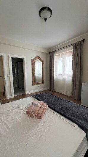 9 bedrooms, WiFi, bed sheets