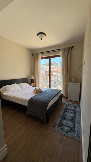 9 bedrooms, WiFi, bed sheets