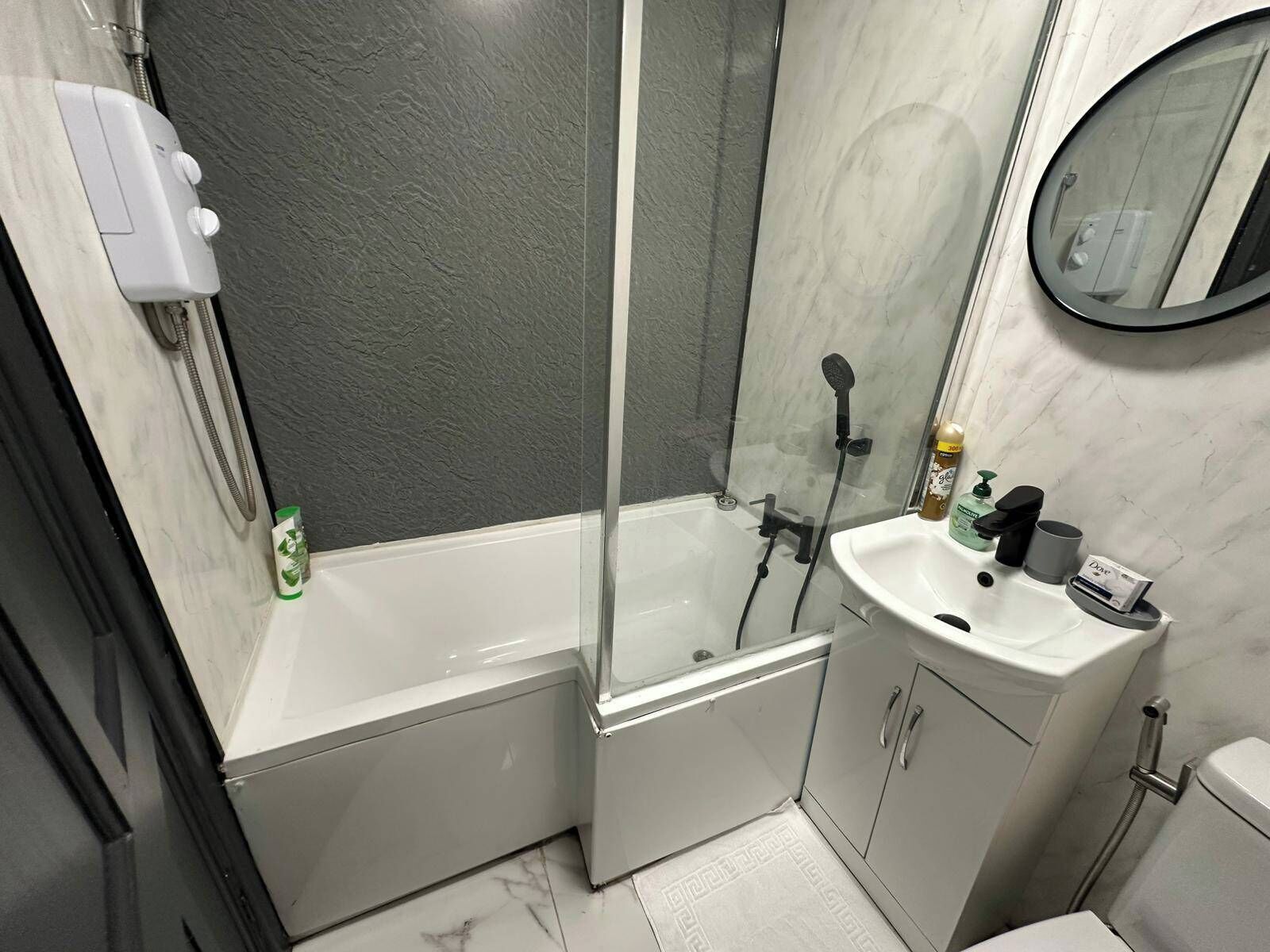 Combined shower/bathtub, deep-soaking bathtub, hair dryer, towels