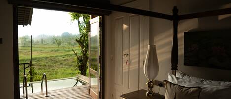 2 soveværelser, pengeskab på værelset, skrivebord, strygejern/strygebræt