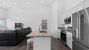 Kühlschrank, Mikrowelle, Ofen, Geschirrspüler