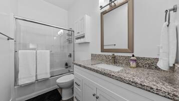 吹风机、毛巾、肥皂、卫生纸