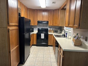 Mikrobølgeovn, ovn, kokeplater og oppvaskmaskin