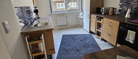 Frigorifero, microonde, forno, piano cottura