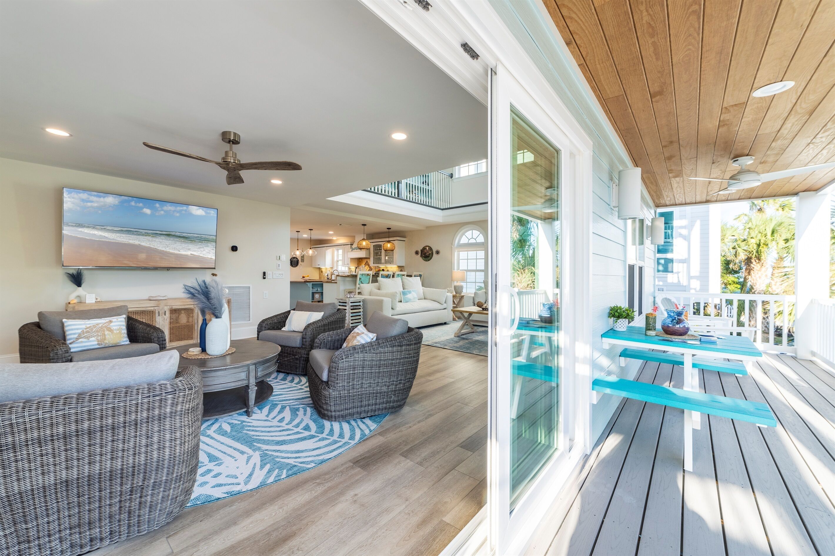 Una Smart TV, libros, una oficina