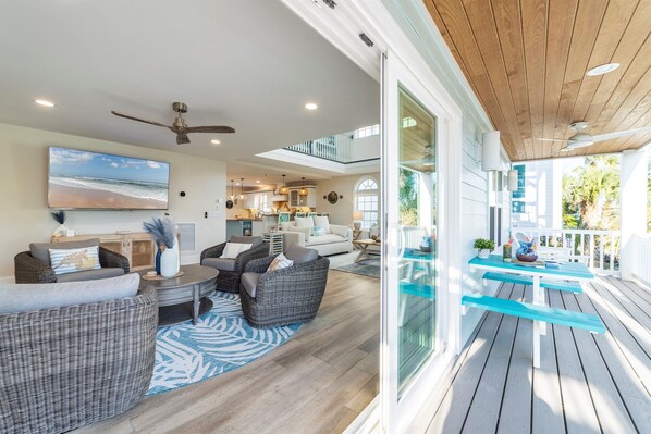 Smart TV, livros, escritórios