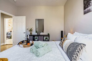 2 Schlafzimmer, Schreibtisch, Bügeleisen/Bügelbrett, Reisekinderbett