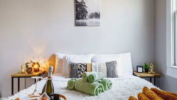 2 bedrooms, desk, iron/ironing board, travel crib