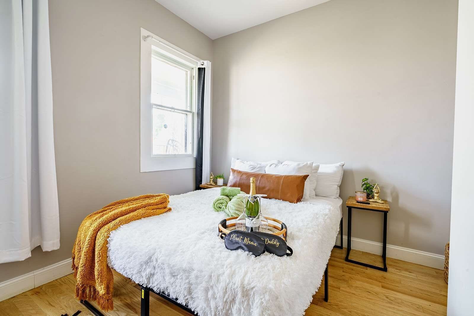 2 bedrooms, in-room safe, desk, iron/ironing board