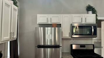 雪櫃、微波爐、焗爐、爐具