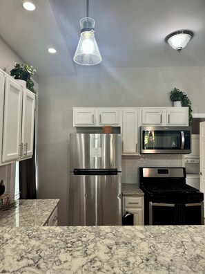 冰箱、微波炉、烤箱、炉灶