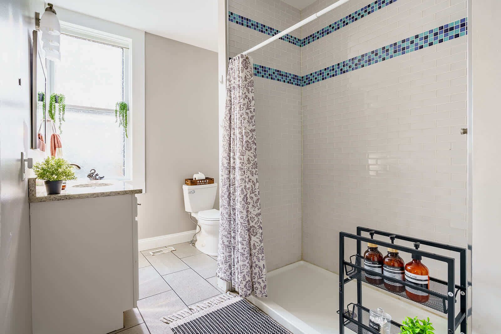 Regadera, amenidades de baño ecológicas, secadora de cabello, toallas 