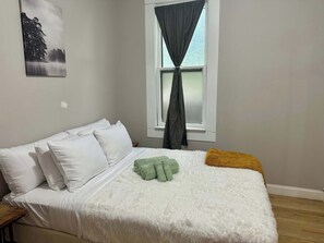 2 quartos, escrivaninha, ferros/tábuas de passar roupa, berço de viagem