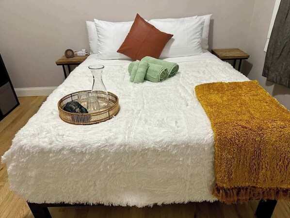 2 多间卧室、客房内保险箱、办公桌、熨斗/熨衣板