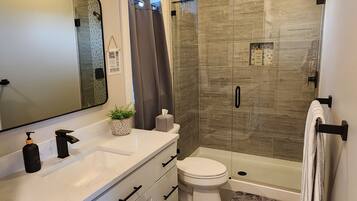 Dusch, hårtork, handdukar och tvål