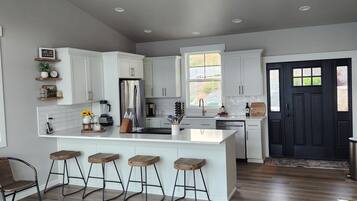 Mikrovågsugn, ugn, spishäll och diskmaskin