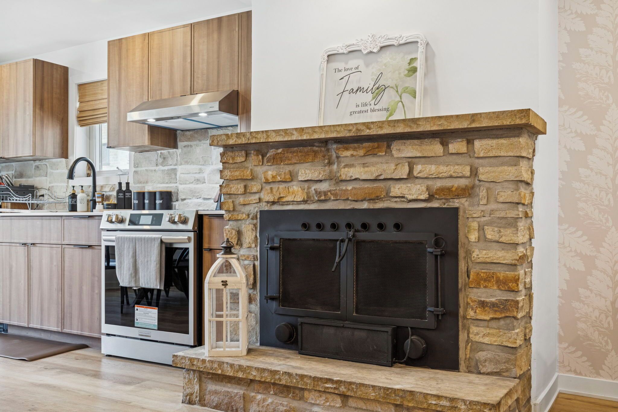 Mikrobølgeovn, ovn, kokeplater og oppvaskmaskin