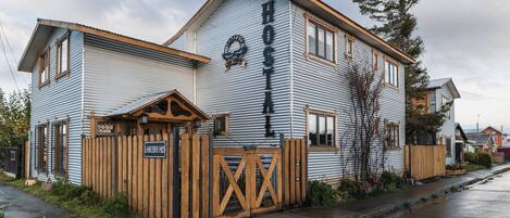 Vista frontal de la propiedad