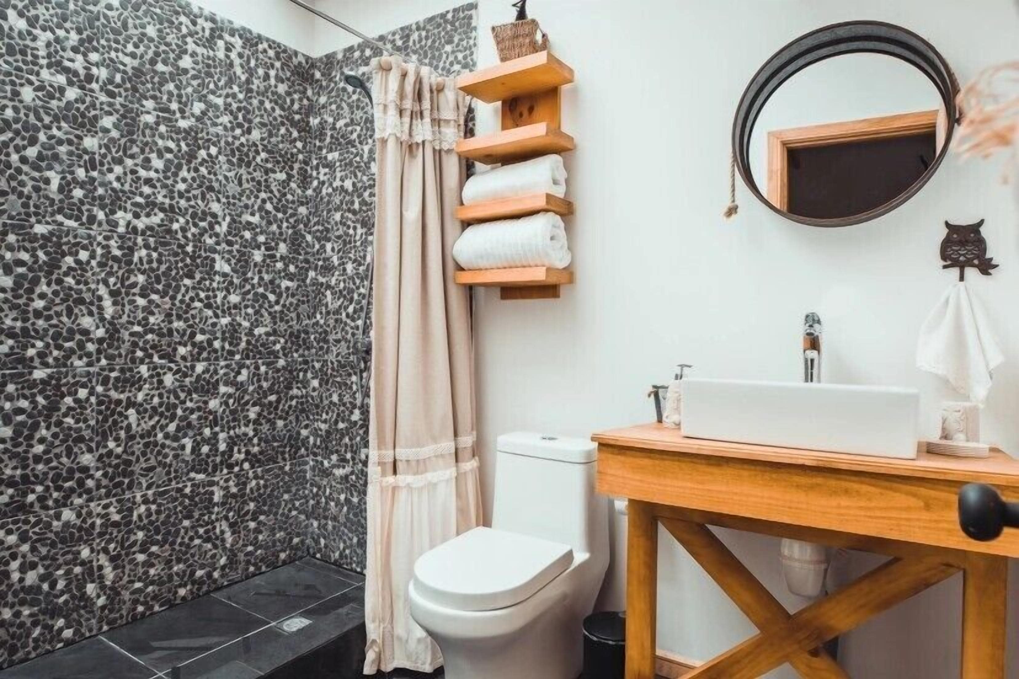 Superior Apartment, Courtyard View | Bathroom | Shower, rainfall showerhead, free toiletries, hair dryer