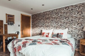 Superior Double or Twin Room, City View | Free WiFi - Hostal Lago Cóndor (Natales)