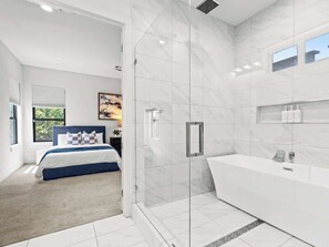 Shower, hair dryer, towels, soap - LUX Dallas Rental 3BR Backyard Game Room (Dallas)